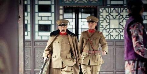 1894年，张作霖去于六家喝酒，中途于六去放水，谁料于六的小老婆二兰子竟然直接扑