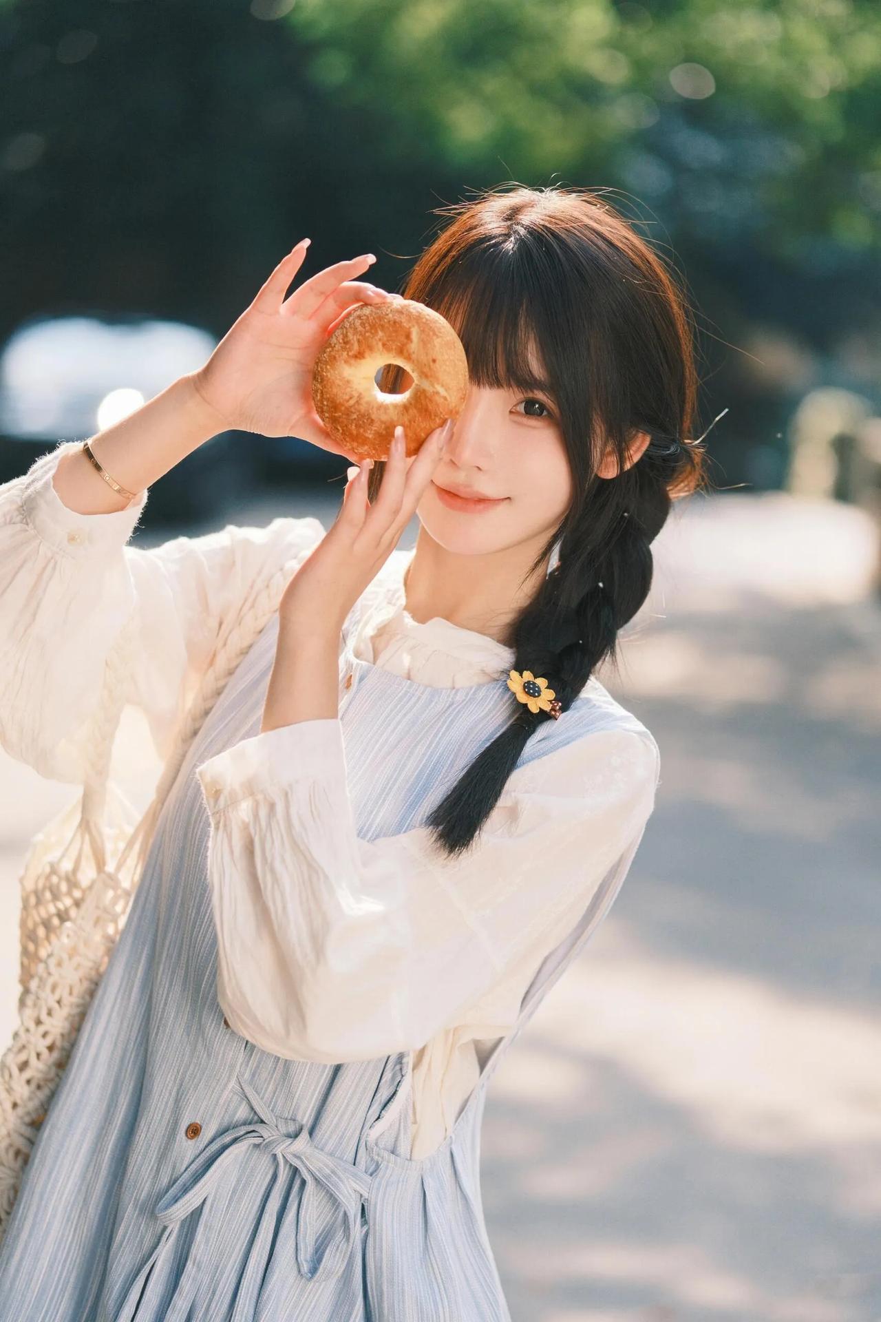 我们常听说“元气少女、日系胶片感、少女小清新”诸如此类的风格定义，整体风格清新自