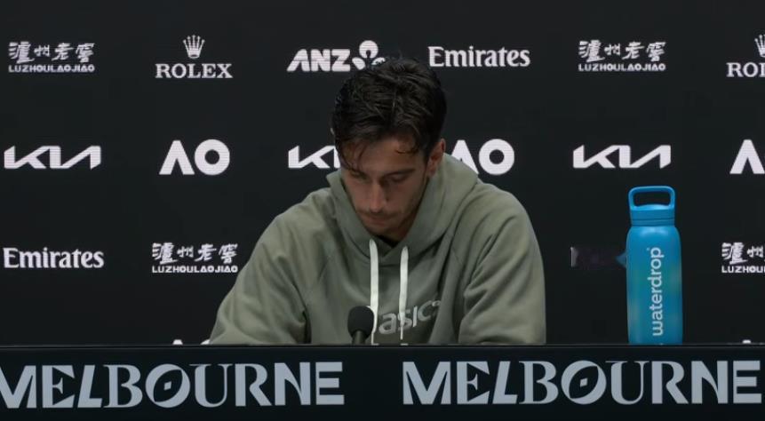 穆塞蒂在澳网1/4决赛退赛后“我在第二盘开始时就感觉到了。我觉得我的右腿有些不