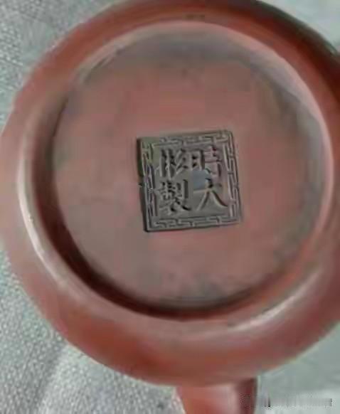 七个盗墓贼挖了整整一宿，兜里塞满了金钗玉镯。一把从棺材里掏出来的旧壶，被随手甩进
