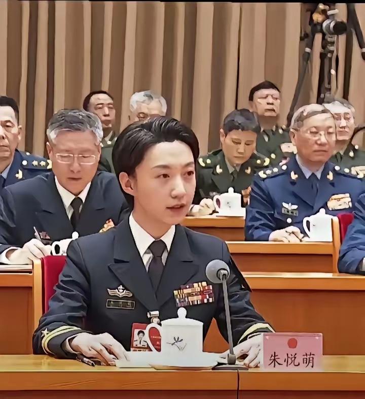 全国人大代表朱悦萌！朱悦萌，35岁，毕业于海军航空大学，海军中校军衔，第+四届