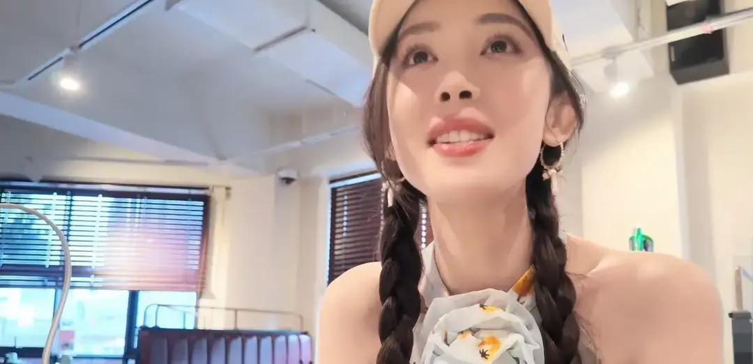 女明星有时候也挺让人哭笑不得的，34岁的娜扎带着妈妈去韩国玩，结果一杯当地的巧克