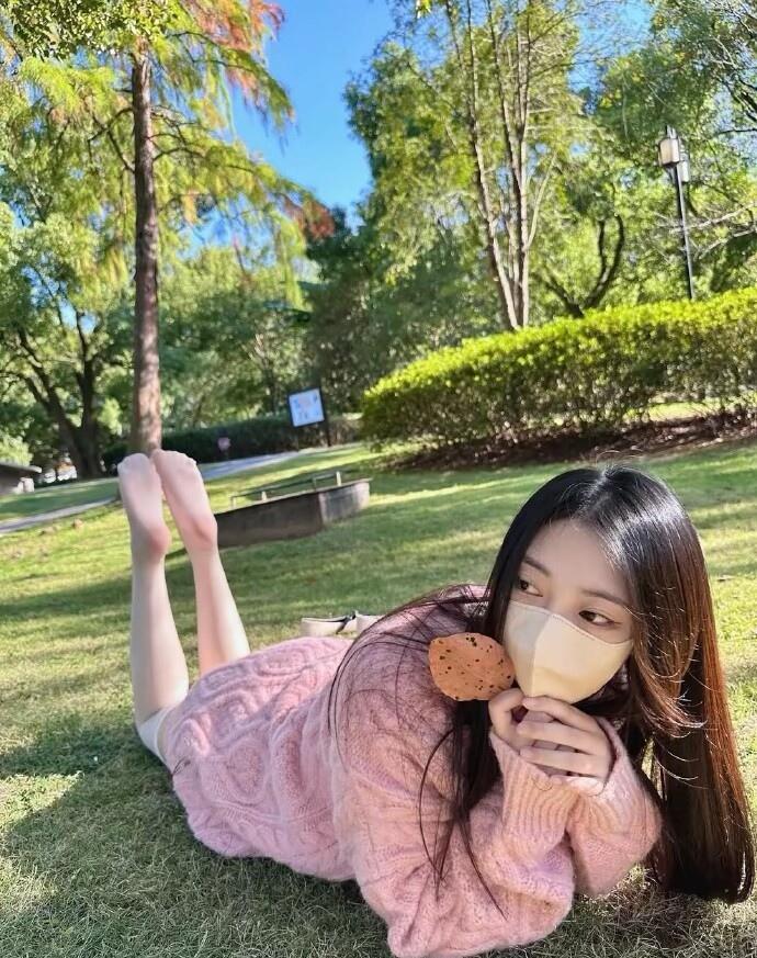 阳光明媚的午后，躺在草地上享受美好时光。🌞💐🍪