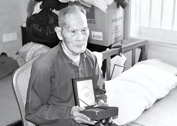 抗战中，少尉排长林孝祥正在长江中布雷，深夜江水发光，他正防备日伪军出现，突然左臂