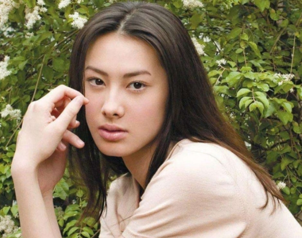 2007年，41岁的李泽楷爱上了19岁的梁洛施。但生下3个孩子之后，李泽楷却甩给