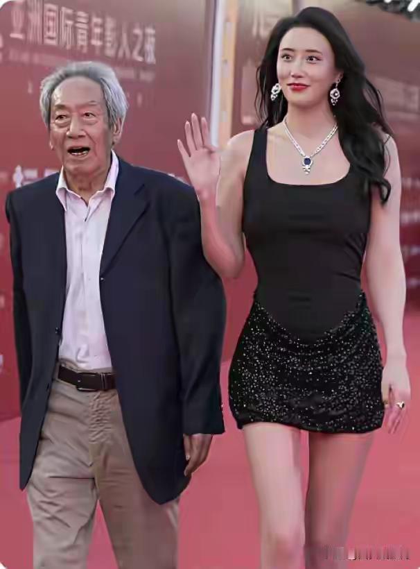 王奎荣都80岁了，还真是宝刀未老，王奎荣是我国资深国家一级演员，演艺生涯极具传奇