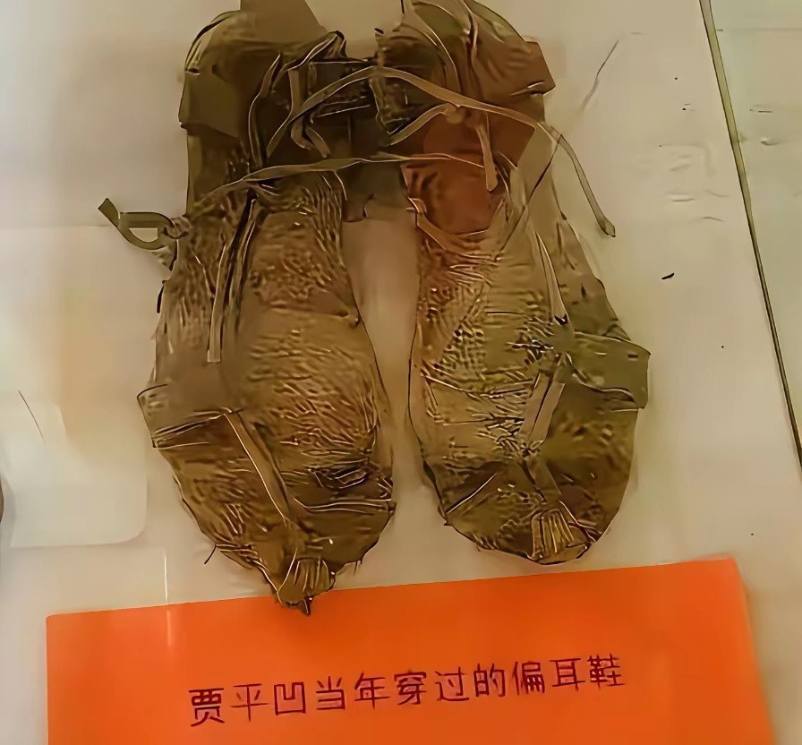 贾平凹早年的旧帽子、穿过的草鞋，陈列在棣花古镇贾平凹文学馆玻璃展柜。