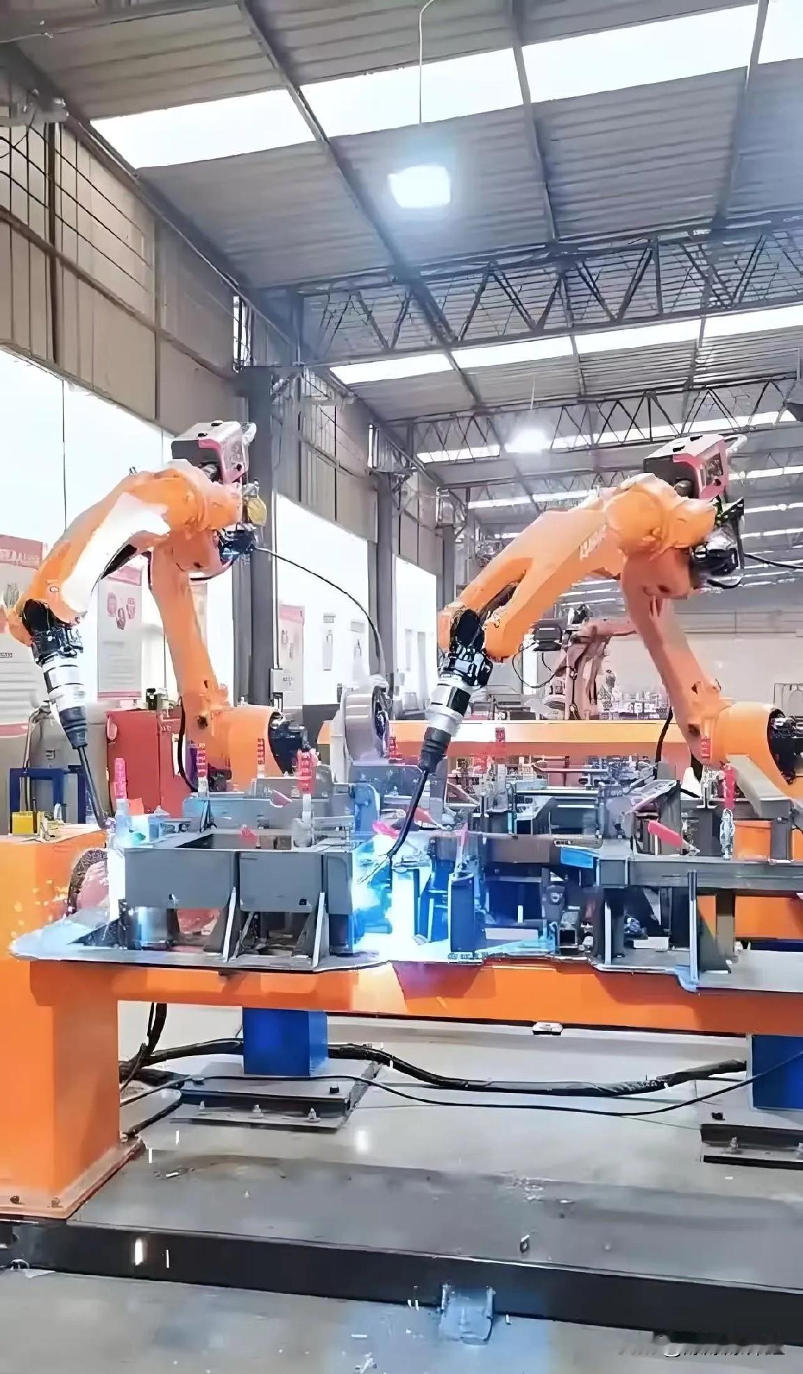 听完那个录音，真不是一般的上火，拳头都硬了。一群搞财务、坐办公室的行政领导，