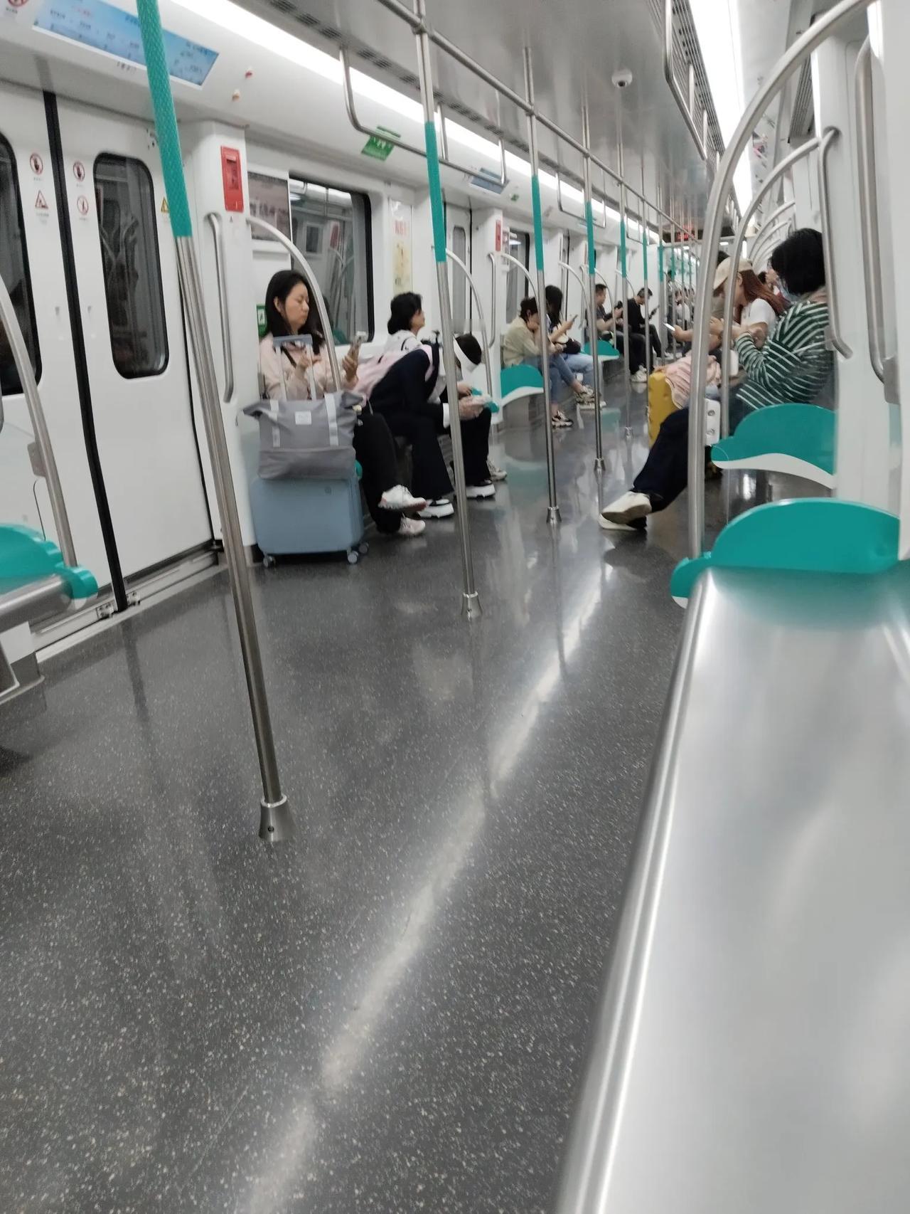 万能生活指南武汉地铁19号线大家坐过吗？人好少（如下图1、2、3、4）。今天我在