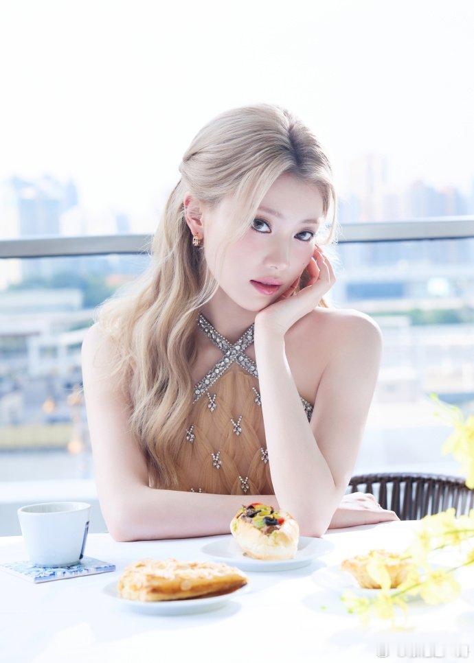 谁还分得清沈小婷和猫沈小婷模仿猫咪打招呼，温柔又灵动，也太迷人了~