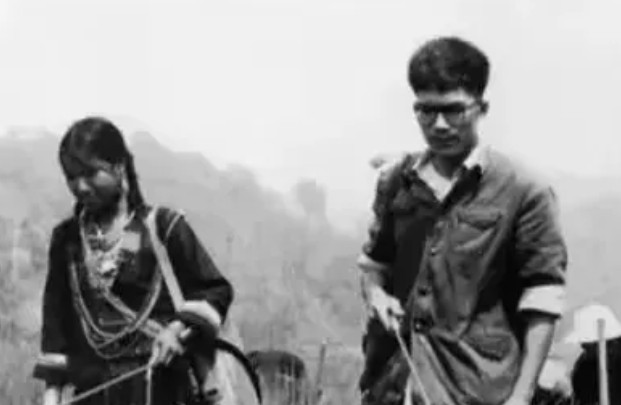 1974年，知青杨俊在云南傣乡被马蜂蜇伤眼睛，傣族大嫂用奶汁给他疗伤。哪料，大嫂