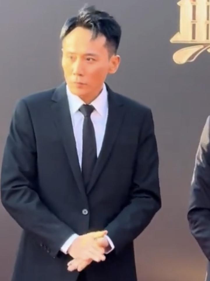 红毯“冻”人夜：刘烨搓手背后，是敬业坚守还是明星的“甜蜜负担”？寒风呼啸的夜