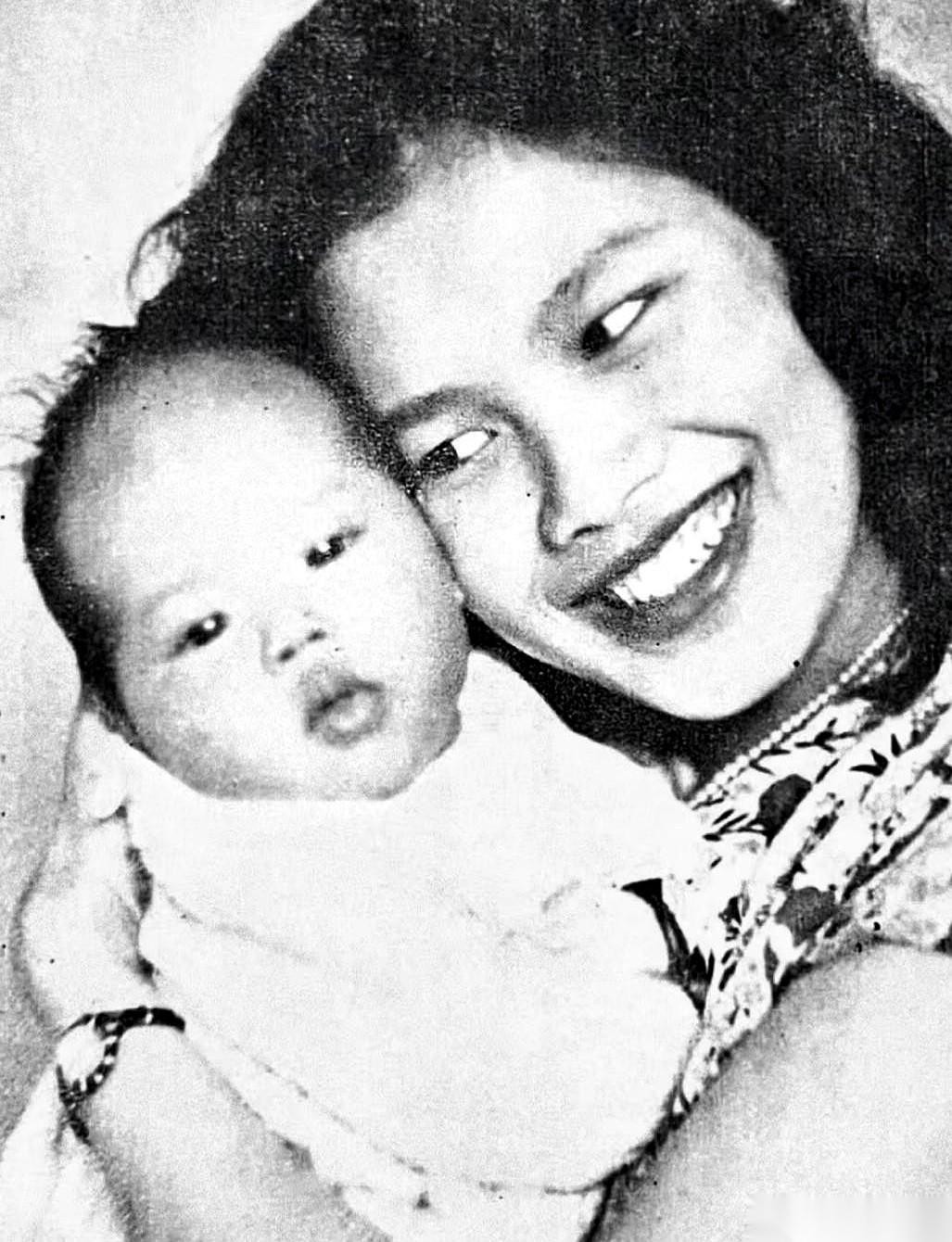 我天,刷到一张老照片,给我看愣了。一个小婴儿,嘴唇厚得跟什么似的。真的,就那