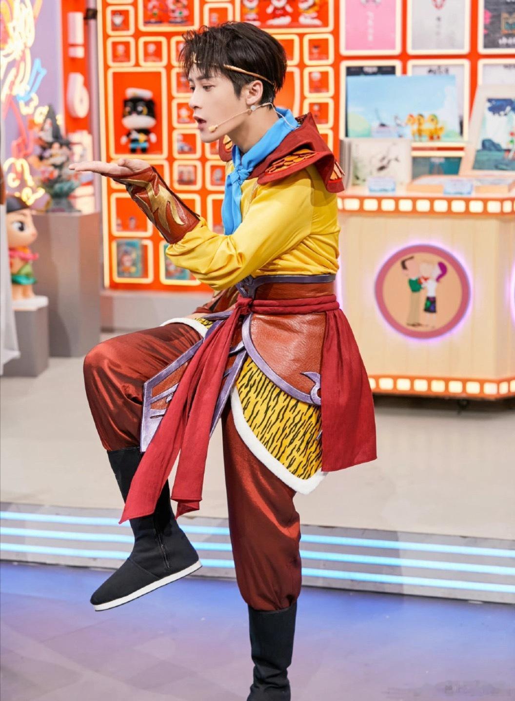 1、檀健次与卢昱晓主演的《何不同舟渡》已开启播前招商，暂定12月底登陆湖南卫视、