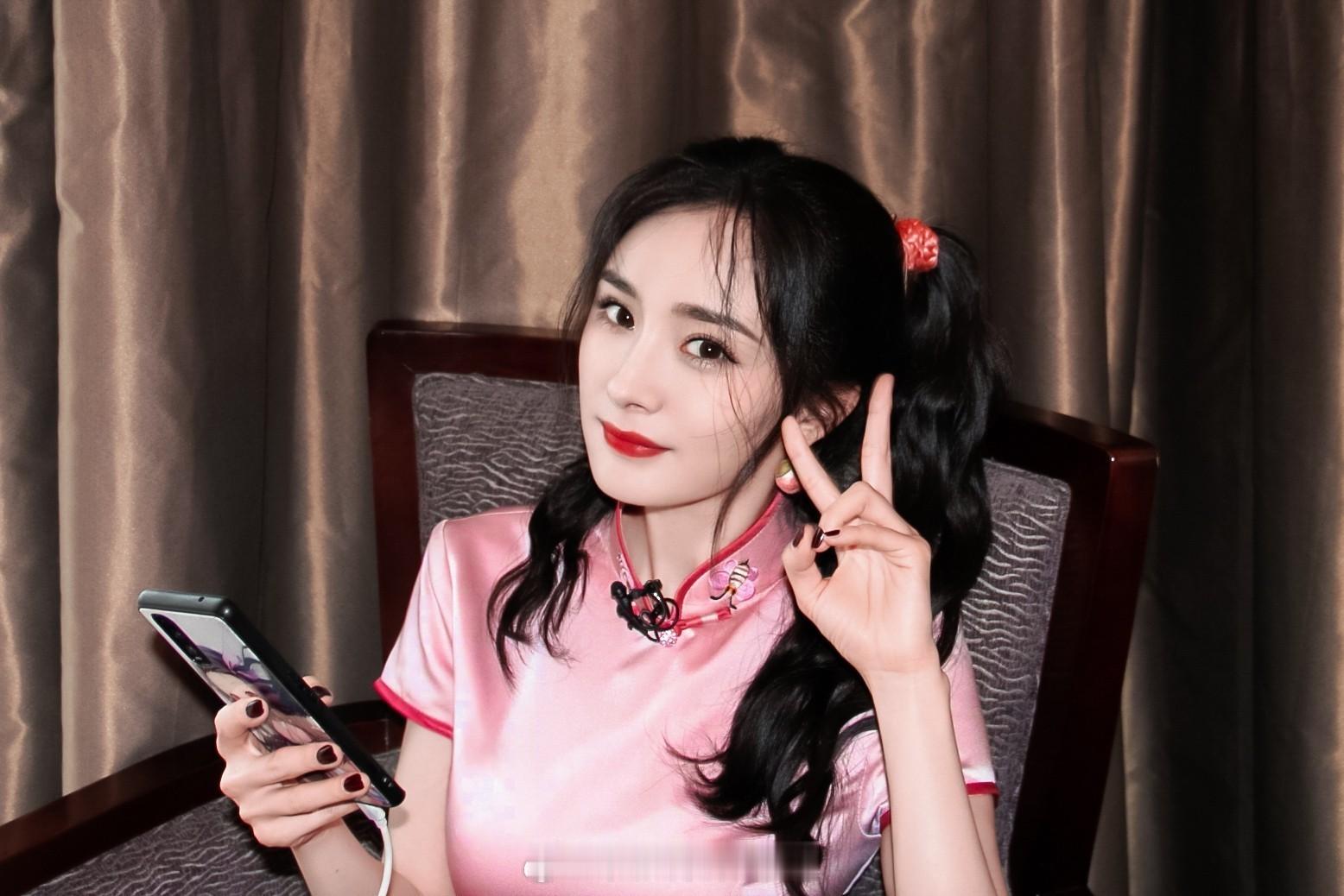 杨幂粉色旗袍双马尾又美又媚