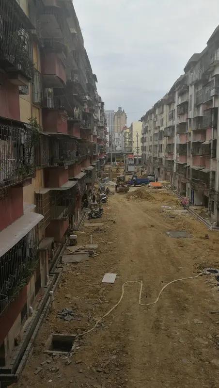 深圳宝安区西乡街道富瑰园小区的改造项目闹心事儿不少。这项目本是政府财政资金推动，