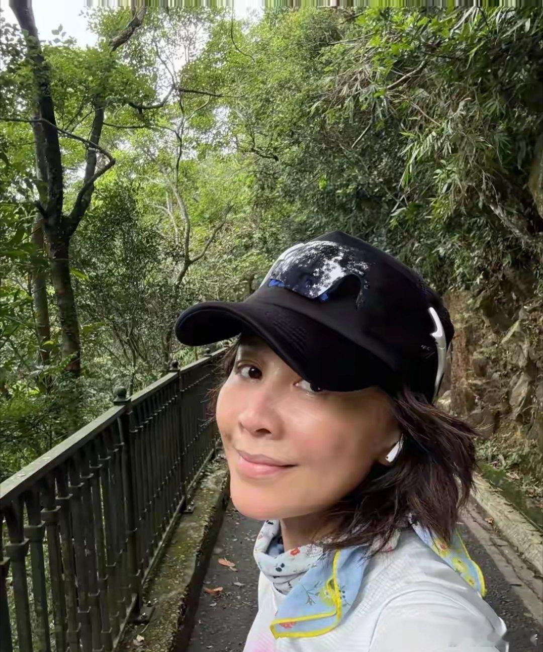 59岁刘嘉玲带狗去户外运动，无儿无女与狗为伴！​​​