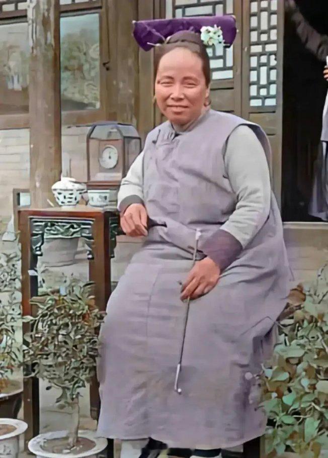 清朝宫女其实长这样，《甄嬛传》浣碧这打扮真的很像宫中小主～