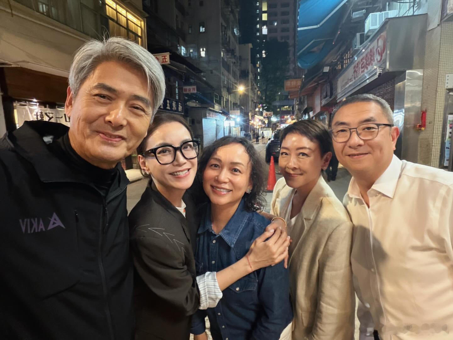 霍汶希发了一张跟周润发的合照。阿发连白头发和眼角的皱纹都很帅！