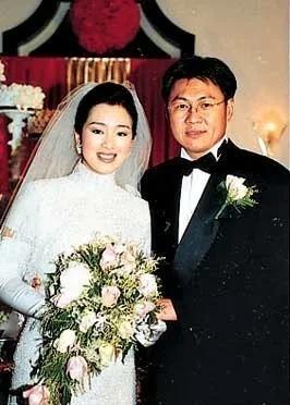 2017年，70岁的米歇尔向52岁的巩俐表白：我年收入5个亿，可以养活你！巩俐不