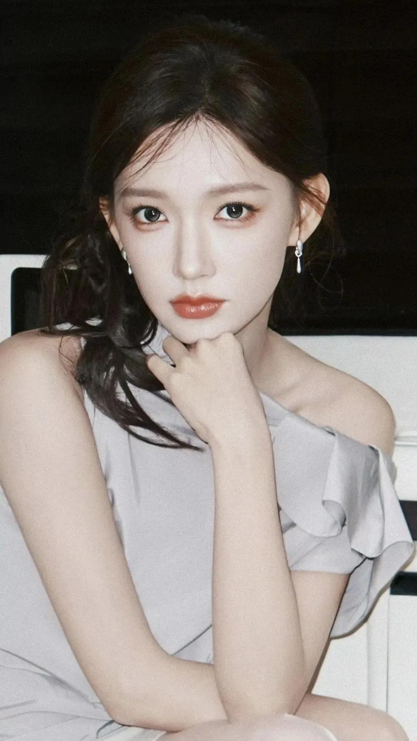 美女壁纸～程潇，灰调斜肩缎面裙自带清冷质感，慵懒卷发搭配清透红唇妆，在不同场景里