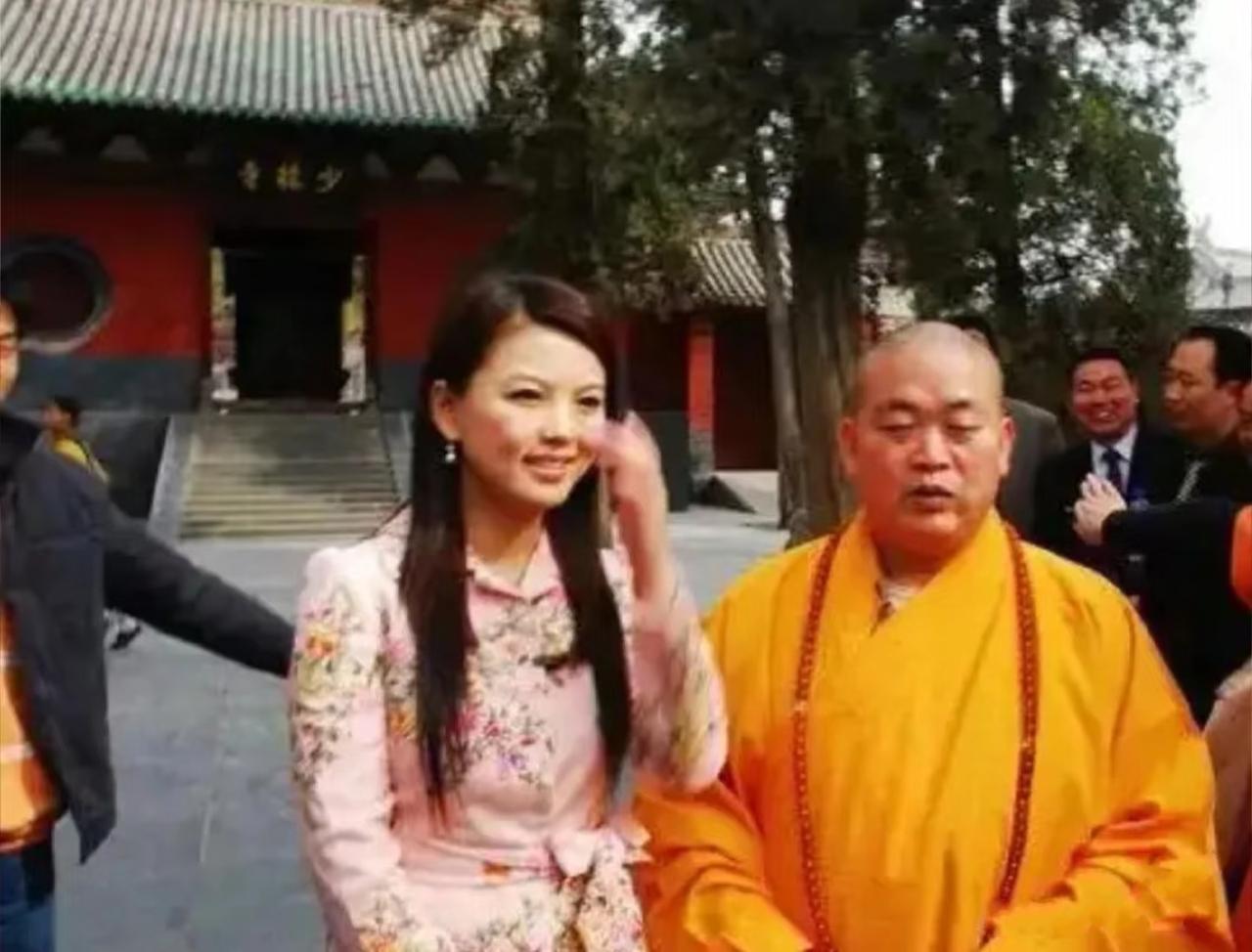 释永信当年和一些美女合照的图片画面中释永信看起来老实巴交，根本不像一位喜欢女