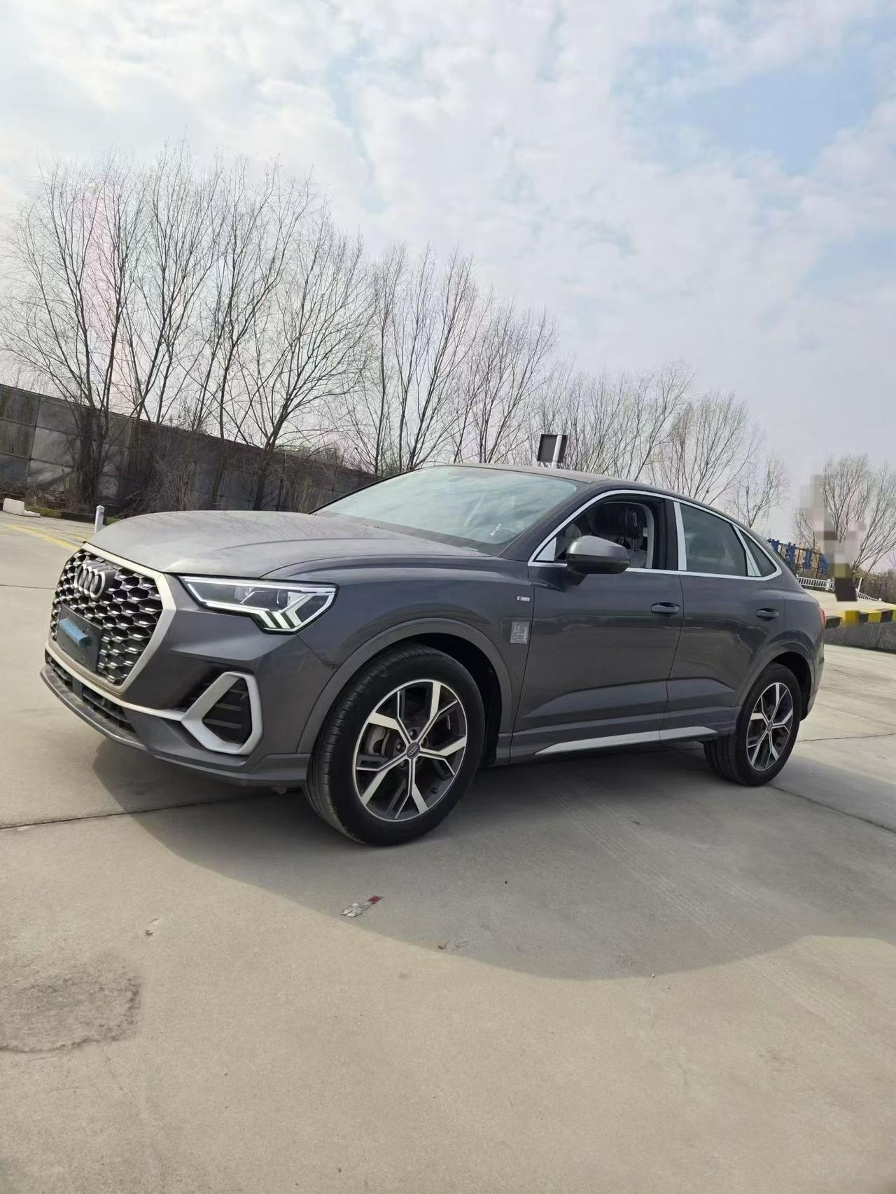 全新库存20款奥迪Q3，指导价301800，排量2.0T，公里数几十，上