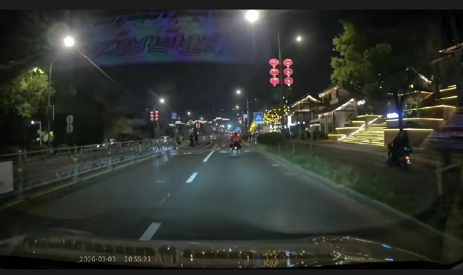 3月3日，外卖小哥斑马线附近撞倒小孩，外卖小哥自己也倒地不起，估计也受伤了……