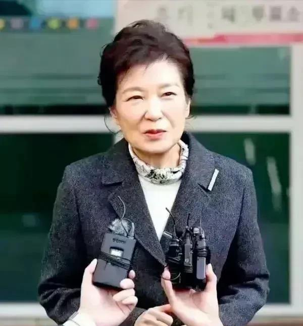 曾经权倾一时，如今却处境凄凉！73岁的韩国前总统朴槿惠，人生宛如一场大起大落的戏