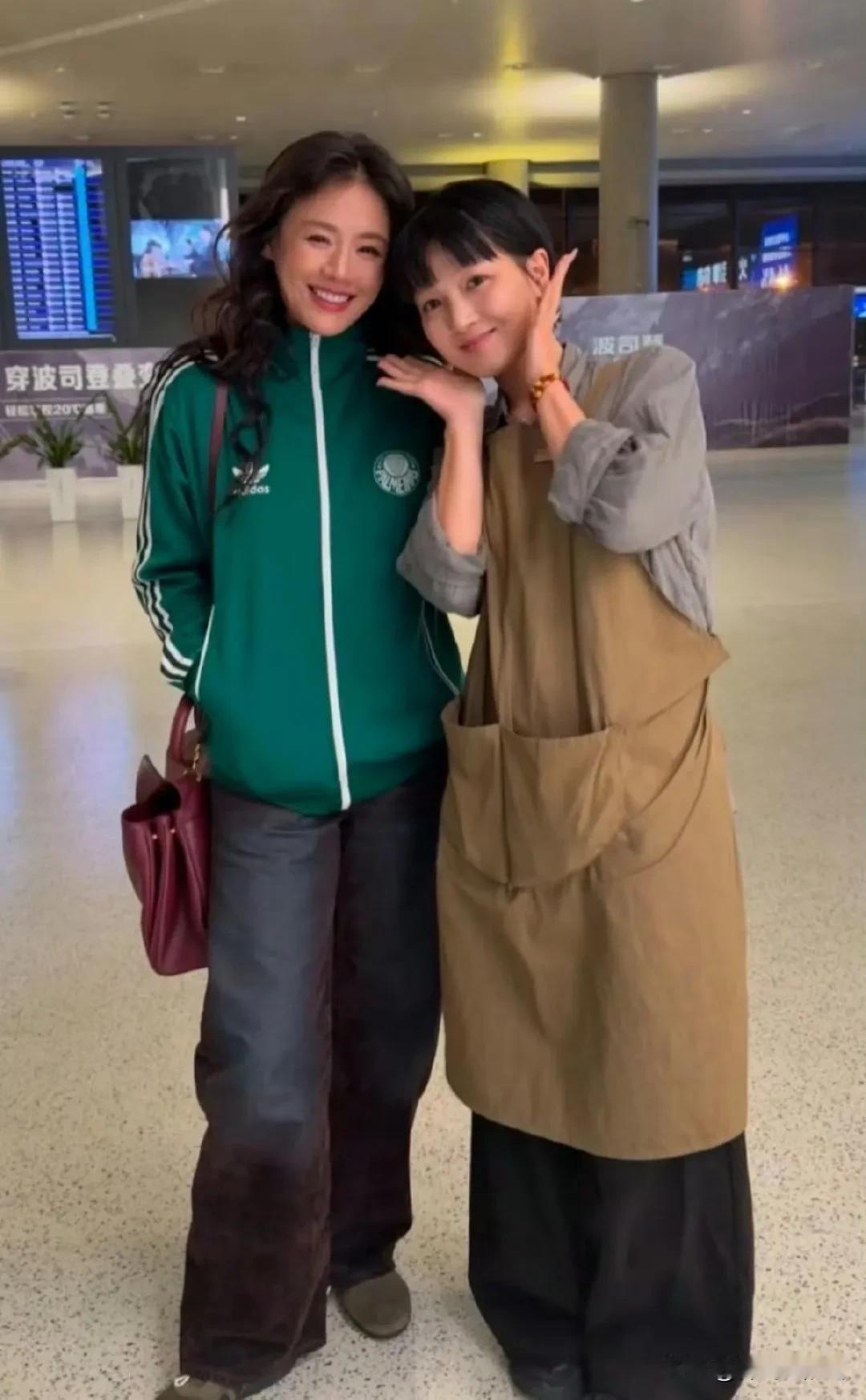 37岁的马思纯和粉丝合影，粉丝俏皮可爱，马思纯笑容满面，亲切随和。时光荏苒，