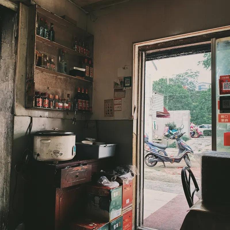 现在的小店还赚钱吗？今天去了家小饭店，一顿饭时间就那么几桌吃饭的，人工成本、食材