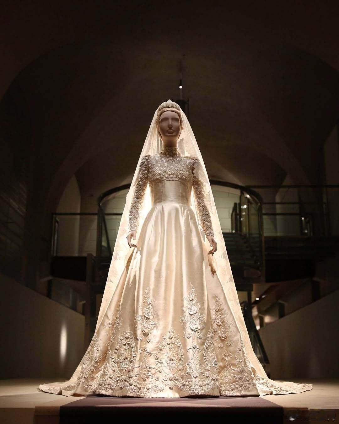 华伦天奴华伦天奴去世卢森堡王妃西比拉的婚纱、希腊王储妃玛丽-尚塔尔的婚纱、比利