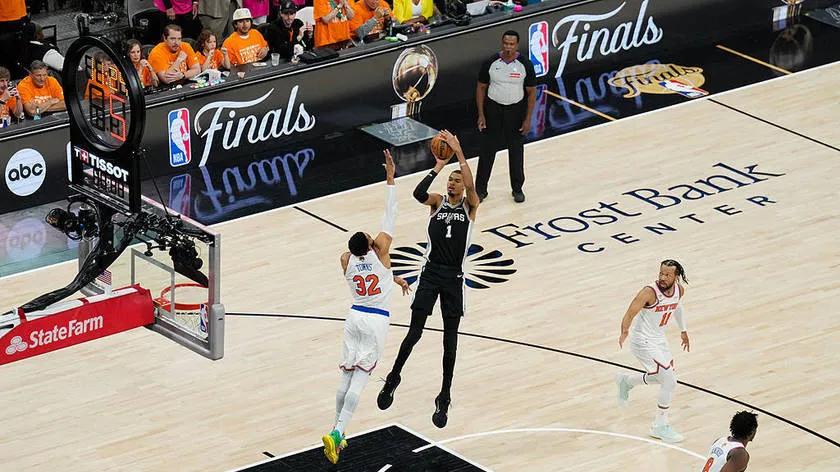 NBA总决赛：马刺末节14-0反扑落败，文班该不该担责？NBA总决赛G2上演