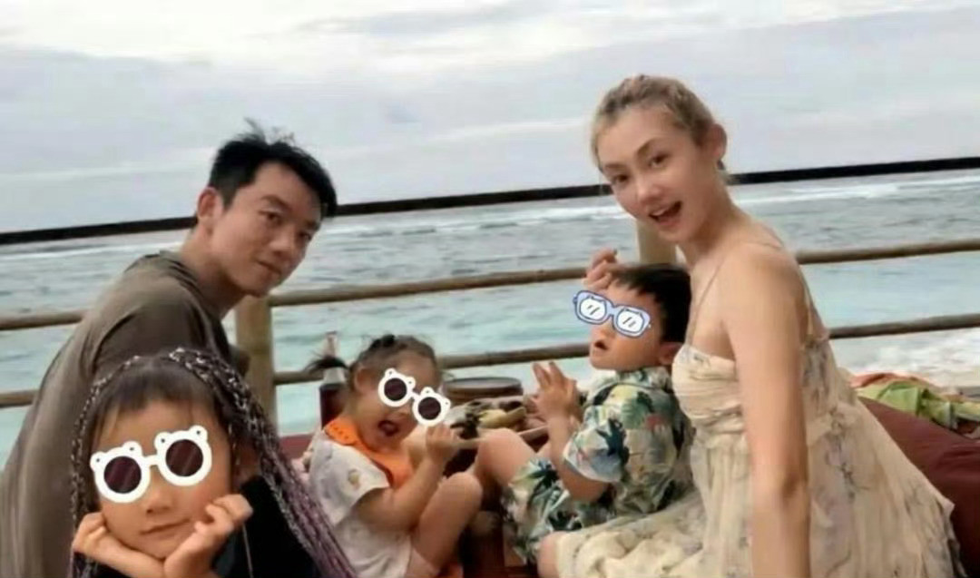 郑恺苗苗在巴厘岛度假晒全家福，公开三胎凯娅，一家人整整齐齐，画面也太温馨了