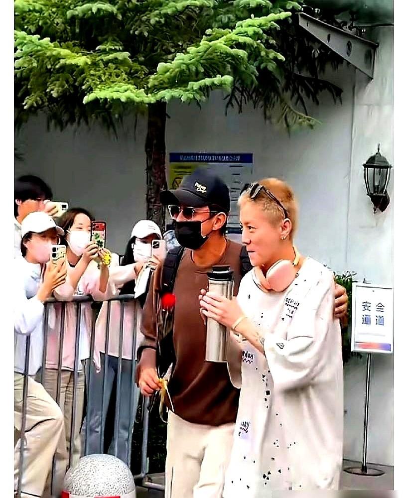 五块钱路边摊，鹿晗坐下，推子直接上头。邓超凑上去盯着看，上手就摸，陈赫在旁边