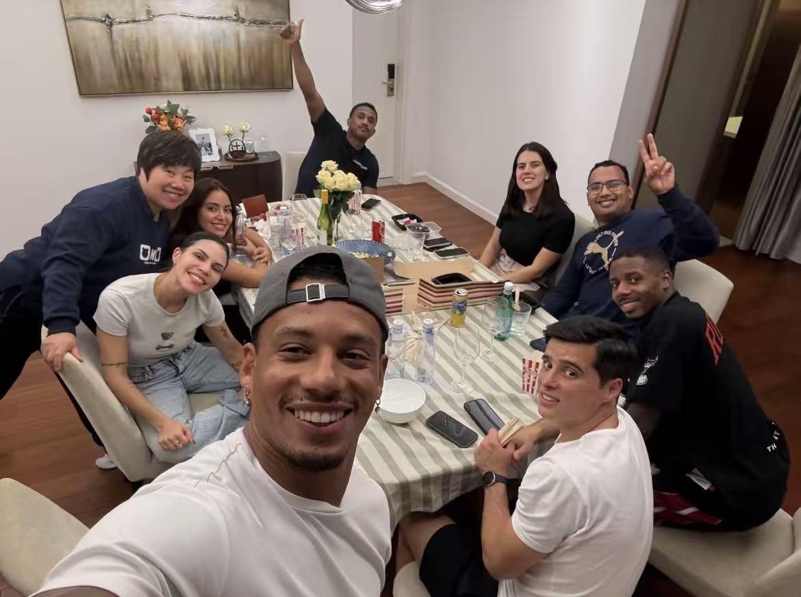 什么叫入乡随俗，为什么会让他们入乡随俗，就是因为上海，就是因为申花，下面二个图片