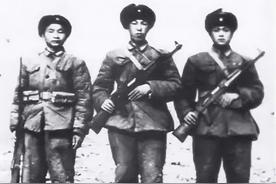 1963年，国庆节组织阅兵仪式，毛主席看到一个年轻的少尉站在天安门观礼台上，好奇