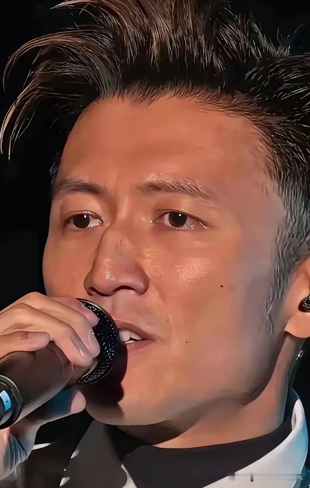 谢霆锋面相变了，眼尾下垂鼻梁起结，中年感情婚姻不顺，也容易情绪不稳。他没有整