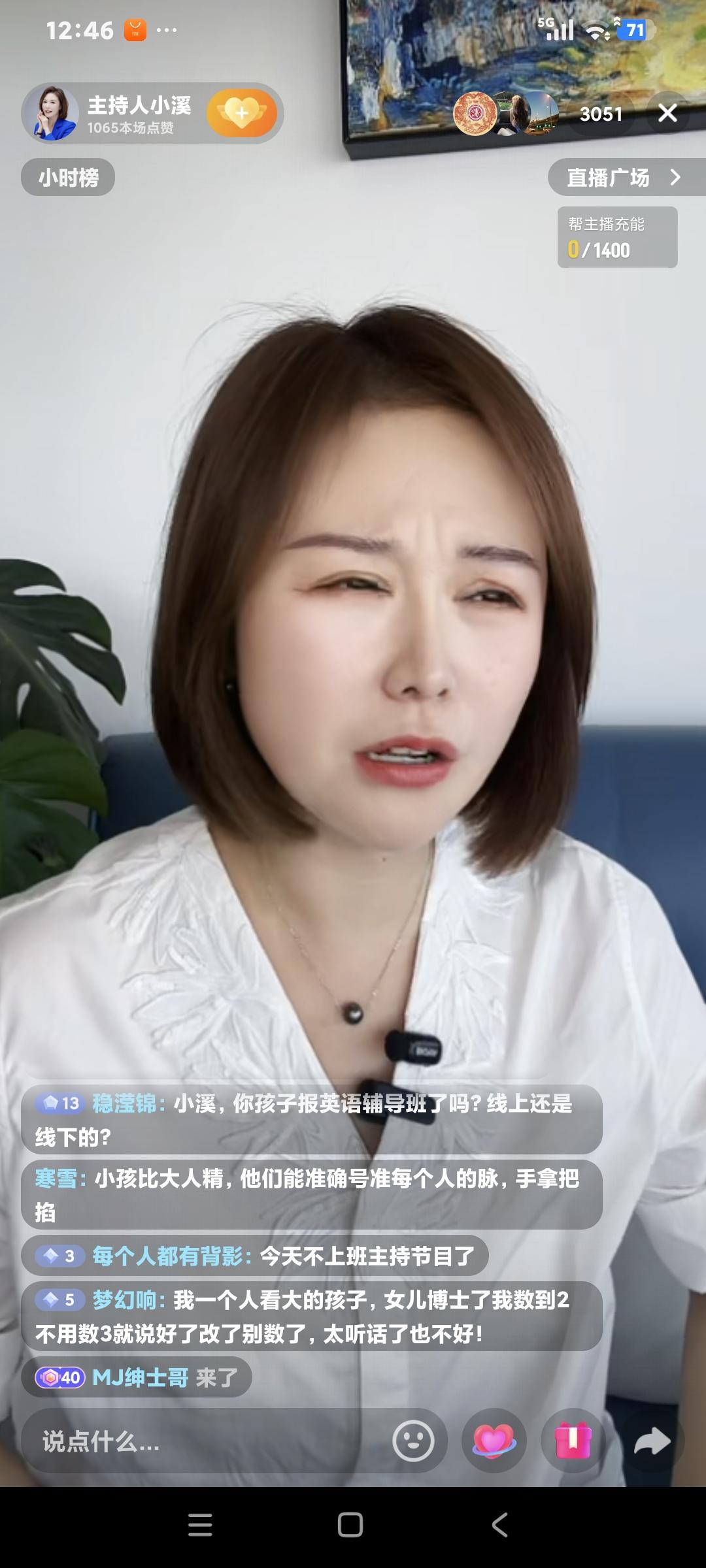 主持人小溪说:"我家儿子小雨果9岁了吃饭还需要人喂，不喂就不吃，吃饭不坐在那里，