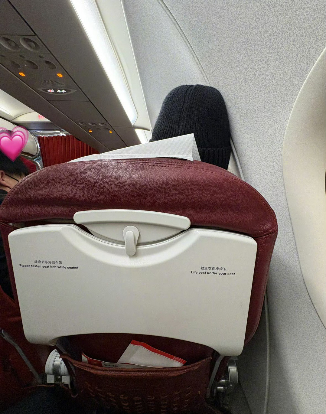 网友在飞机上偶遇严浩翔，还帮他捡了两次手机，这也太幸运了～