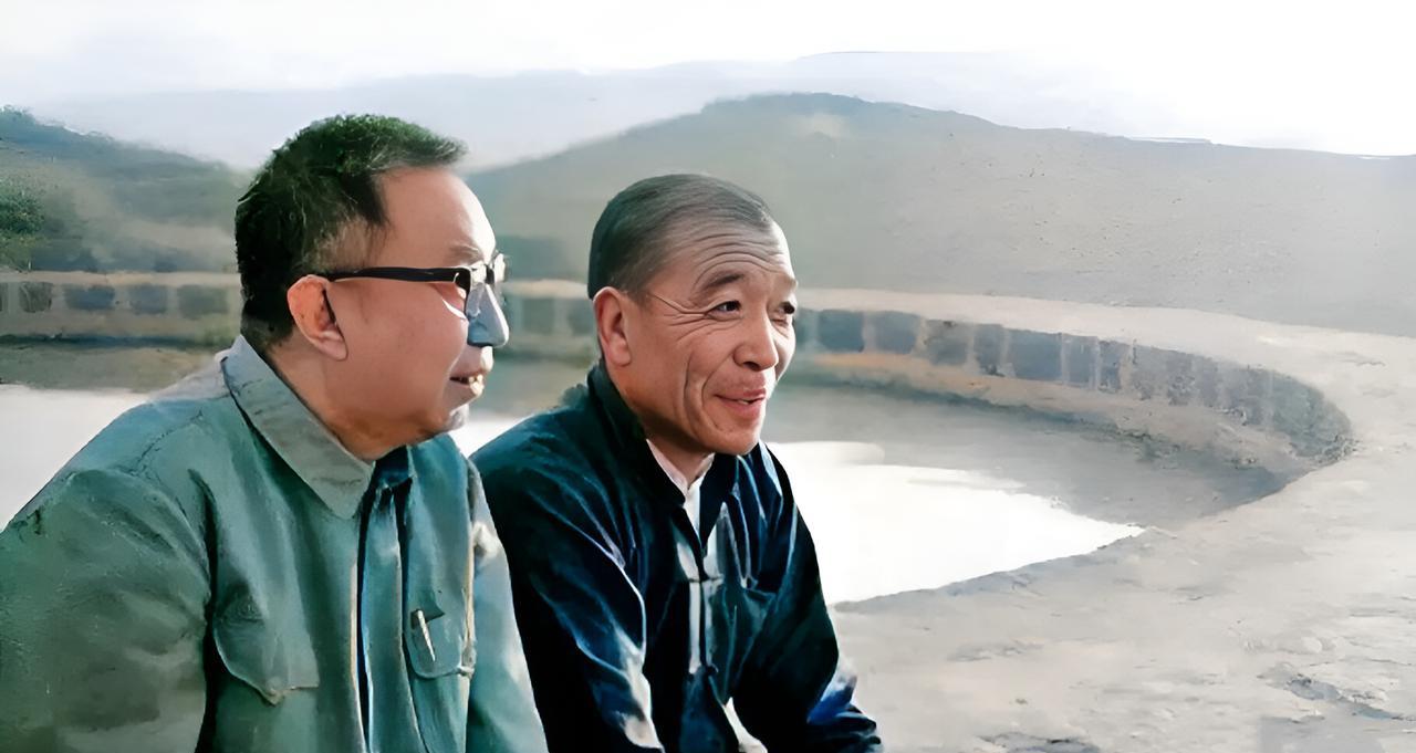 这是山西两位老乡坐在池塘边聊天。解放后，山西与陕西常出现大人物。这些大人物虽然出