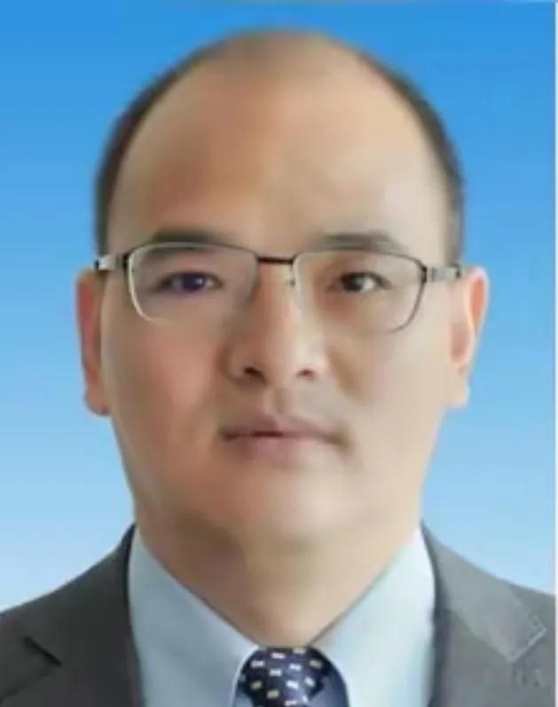 机场耍官威！特权者践踏规则的丑态，该狠狠钉在耻辱柱上普通人登机迟到一分钟，