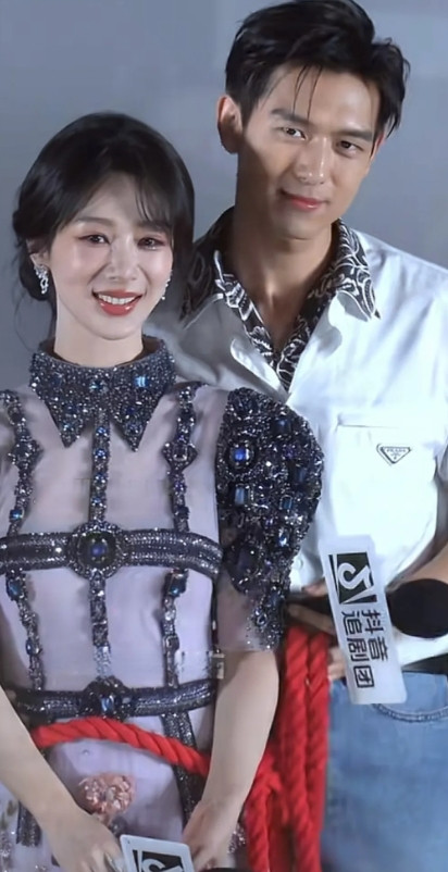 感觉杨紫和李现挺般配的。从容貌上俊男靓女。从年龄上，杨紫32，李现33。从