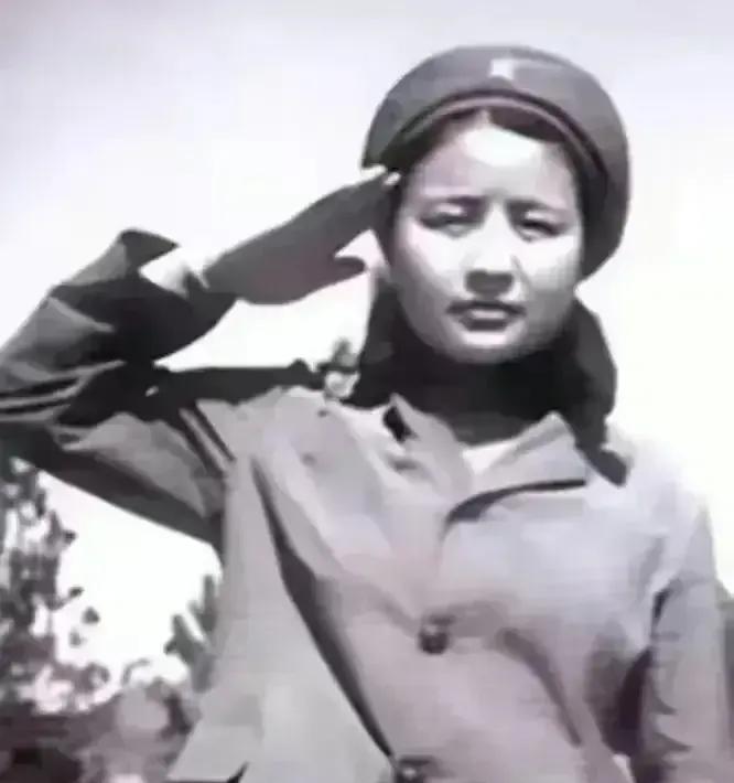 女兵借战士10块钱没买成收音机，20年后陵园里的举动看哭所有人1984年5月的