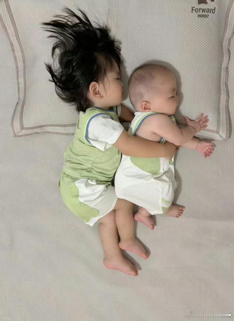 白天吵闹闹，晚上黏糊糊！儿女双全，这样的幸福只有生过的才懂！​​​