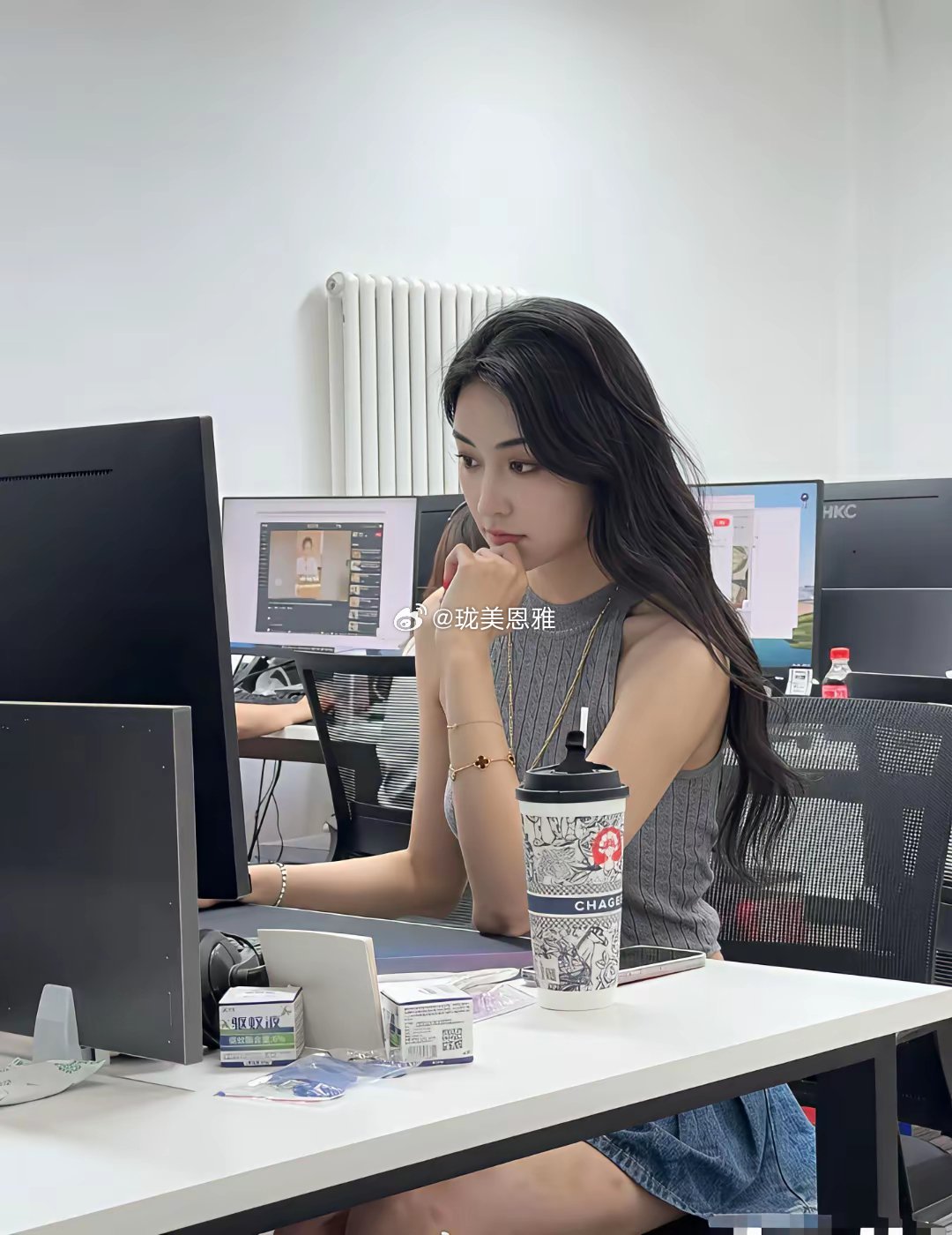 新来的同事，好美…