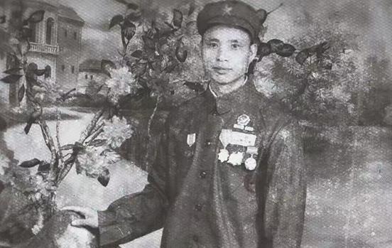 1951年，志愿军机枪手缴获一挺美式机枪，随即扛着它奔赴前线，架好机枪瞄准敌人，