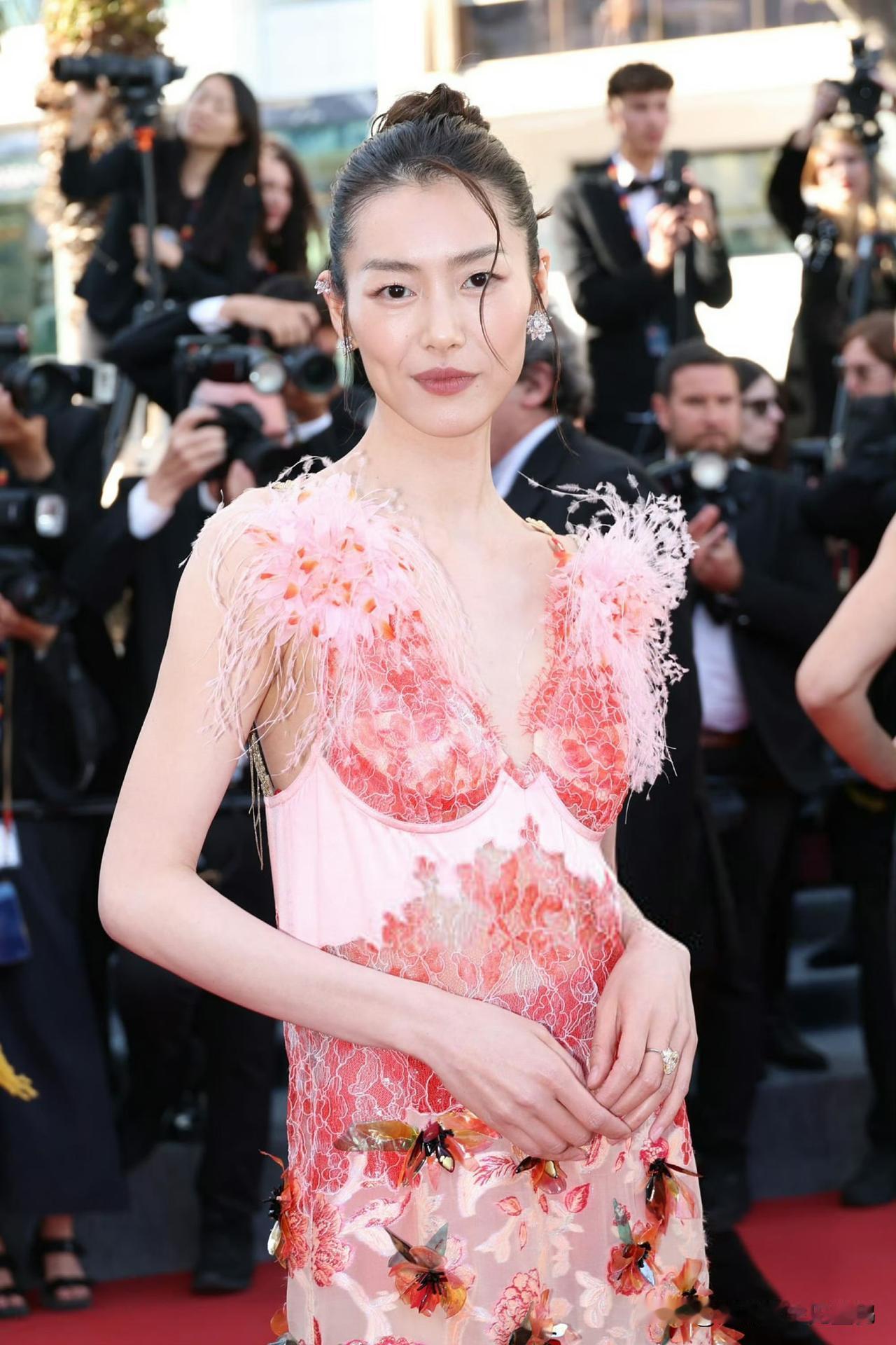 刘雯第十次踏上戛纳红毯！香奈儿粉裙配暖阳笑，这松弛状态太杀了当第79届戛纳电