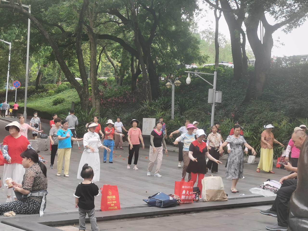 中国女性的平均寿命比男性长5岁之多。知道为什么吗？今天早上，我在麓湖公园转了