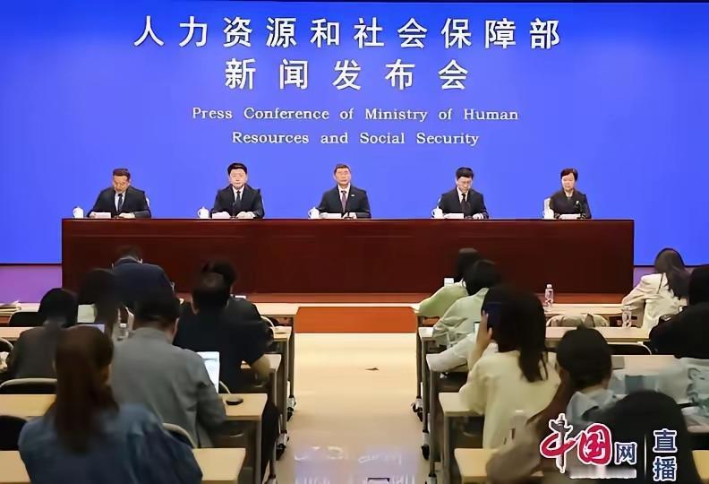 养老金连涨21年，今年突然有人说：不涨了。原因是物价没咋动，工资也没咋涨，大会